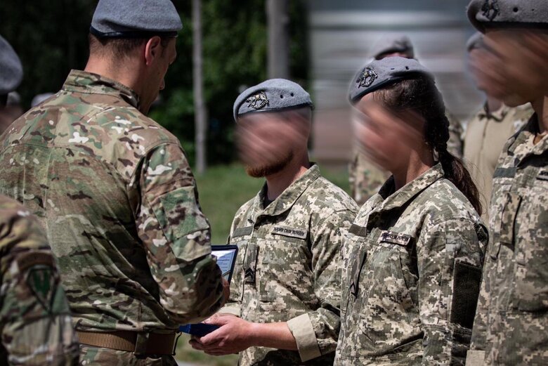 Перша жінка-військовослужбовиця пройшла курс ССО України 01
