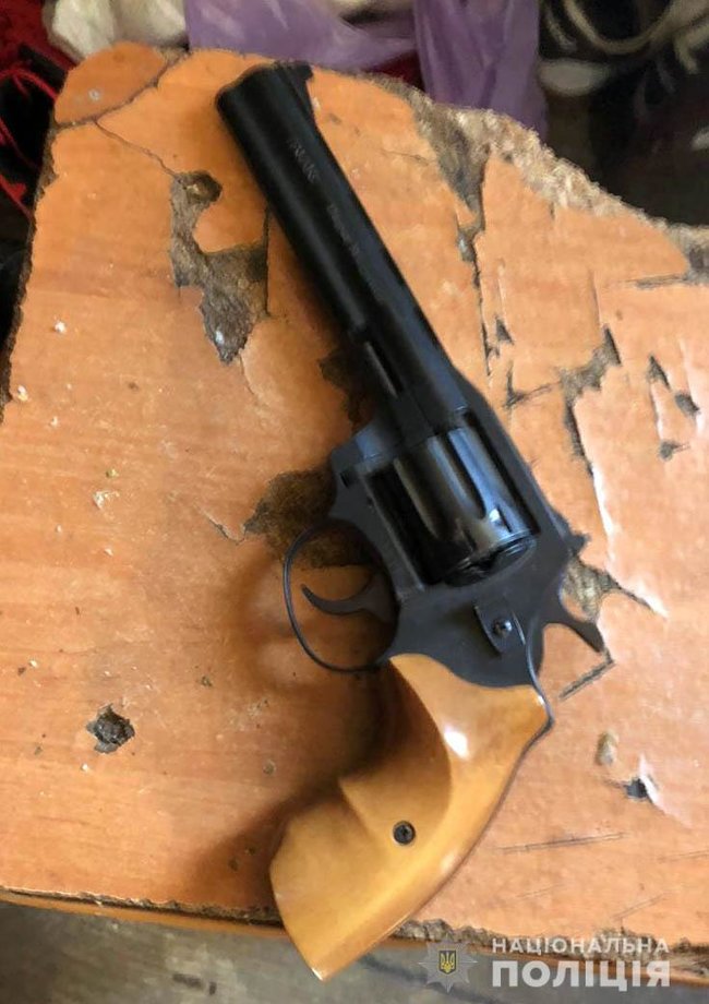 Били, змушували працювати і не платили: на Житомирщині 6 осіб звільнили з трудового рабства 04