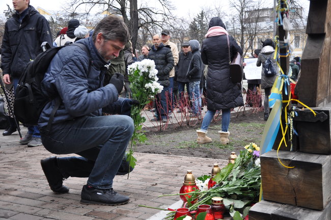 Поминальный молебен прошел на аллее Героев Небесной Сотни в Киеве 13