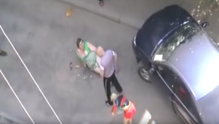 "Збили жінку і знищують її продукти". Депутат "Опоблоку" з дружиною влаштували свавілля в одному з дворів Дніпра у відповідь на зауваження. ВІДЕО