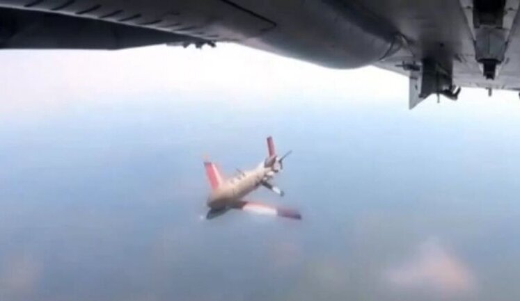 Український бомбардувальник Су-24М скидає авіабомбу ФАБ-500, оснащену модулем УМПК для збільшення дальності до 60 кілометрів. ВIДЕО