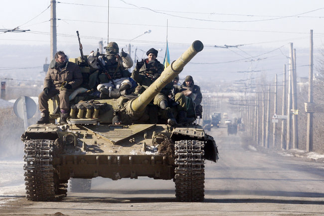Військовий фотограф Анатолій Степанов: Авдіївка. Лежить пенсіонер, мертвий, придавлений плитою. Дядько Коля всю війну пережив, а тут братики постаралися 48