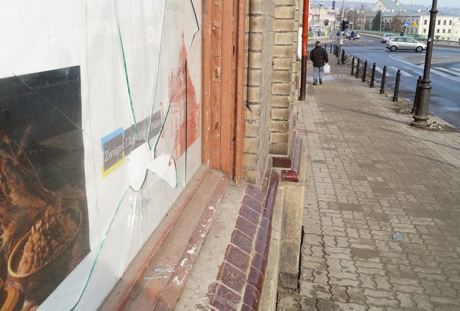 Неизвестные разбили окно в офисе Украинского дома в Перемышле 02