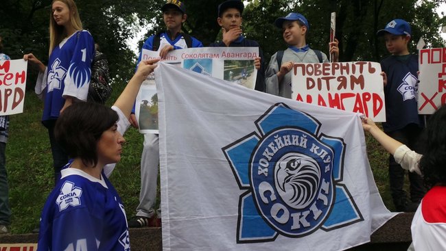 Поверніть дітям Києва хокей! - під Кабміном триває мітинг із вимогою виділити кошти на реконструкцію льодової арени Авангард у столиці 17 Поверніть дітям Києва хокей! - під Кабміном триває мітинг із вимогою виділити кошти на реконструкцію льодової арени Авангард у столиці 17