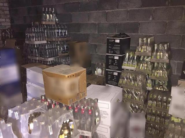 Податківці в Донецькій області припинили виробництво фальсифікованого алкоголю. Розкрито мережу з його реалізації, вилучено товарів на 27,5 мільйона 06