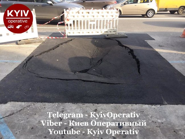 Свежеуложенный асфальт провалился под землю в центре Киева 01