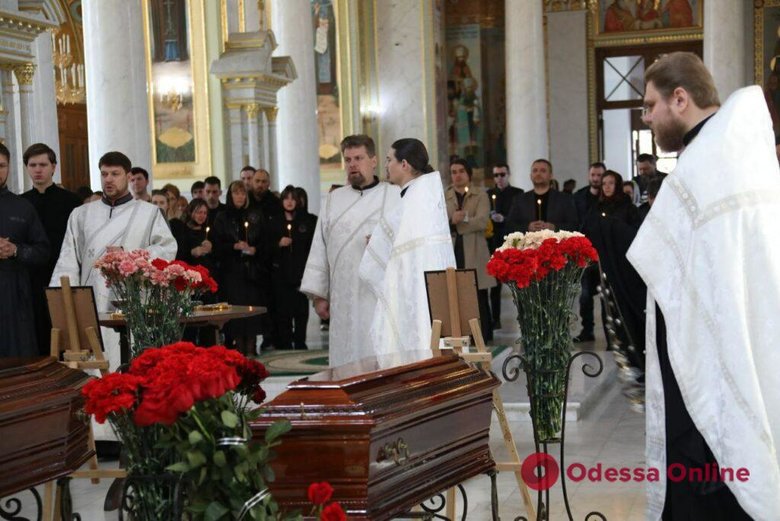 В Одесі попрощалися з Валерією Глодан, її мамою та тримісячною донечкою Кірою, які загинули внаслідок влучання російської ракети у багатоповерхівку 11