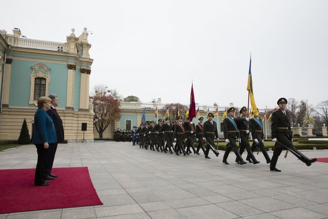 Порошенко зустрів Меркель у Києві 04