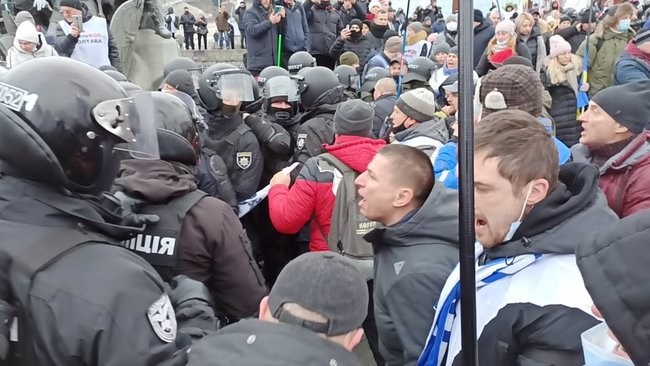 ФОПы попытались установить палатки на Майдане Незалежности: между митингующими и правоохранителями произошли стычки 07