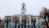 Чоловік вибив двері та розбив вікна міської ради Чернівців, - патрульна поліція