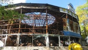 "Донецький дельфінарій сьогодні. Обгорілі конструкції потроху розбирають на металобрухт", - журналіст Казанський. ФОТОрепортаж