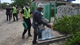 Патрульні і рятувальники доставляють воду і продукти постраждалим від пожежі на Луганщині. ФОТО