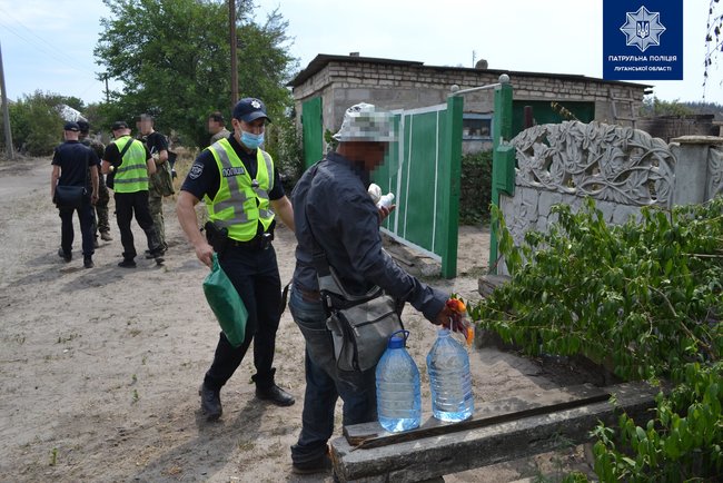 Патрульні і рятувальники доставляють воду і продукти постраждалим від пожежі на Луганщині 02