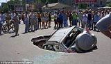"Заживо пожирающая" автомобили: Россия шокирует мир своими дорогами. ФОТОрепортаж