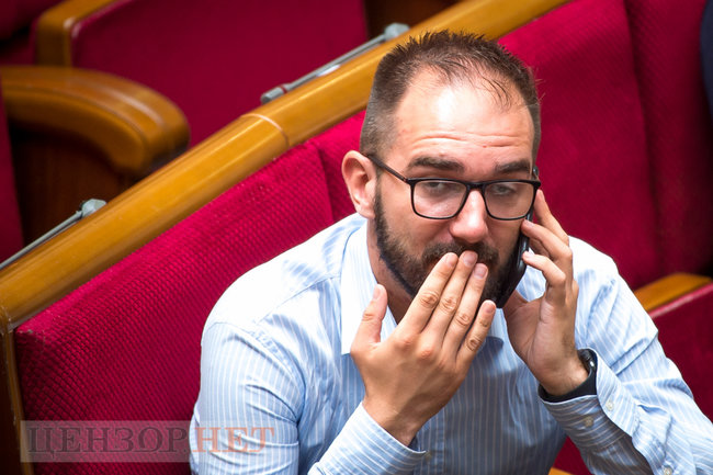 Шмигаль доповідає в напівпорожньому залі, Тищенко погрожує пальцем Арахамії, Васильєв і Ананченко ділять 6,7 млн, - день роботи Ради 16 липня 24 Шмигаль доповідає в напівпорожньому залі, Тищенко погрожує пальцем Арахамії, Васильєв і Ананченко ділять 6,7 млн, - день роботи Ради 16 липня 24