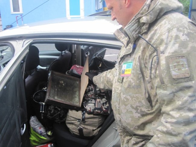 Громадянка РФ намагалася вивезти з України старовинну ікону, - Держприкордонслужба 01