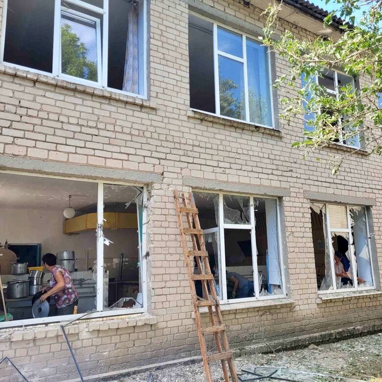 Последствия ночных вражеских обстрелов с.Приморское Запорожской области: Разрушено здание школы 01