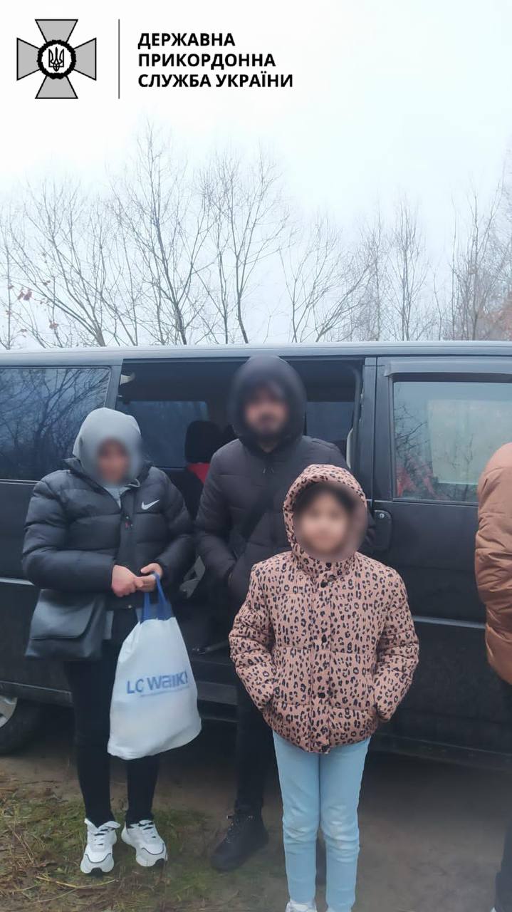 Прикордонники Львівщини затримали 8 громадян Іраку, серед них 4 дітей, які намагалися потрапити до ЄС 02 Прикордонники Львівщини затримали 8 громадян Іраку, серед них 4 дітей, які намагалися потрапити до ЄС 02