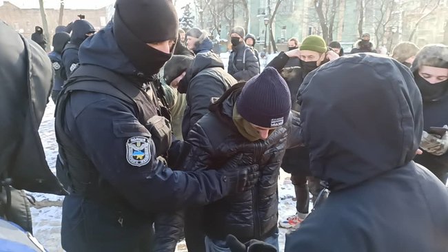 Чемодан, вокзал, Камбоджа: в Киеве попытались провести акцию в память о жертвах леворадикального насилия 11