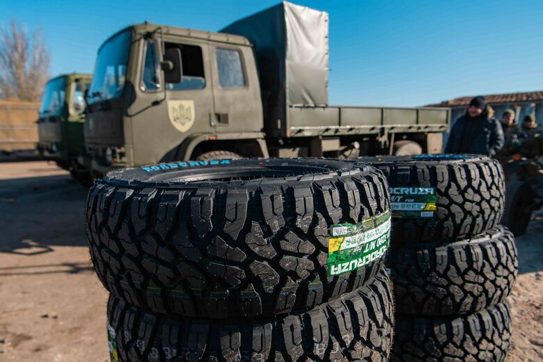 Бригада ППО на Півдні отримала вантажівки DAF і обладнання для мобільного командного пункту 02