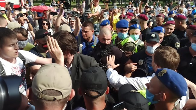 Слуги русификации и Меняю мову на рубли: на акции под ВР произошла стычка - правоохранители пытались задержать митингующего 23