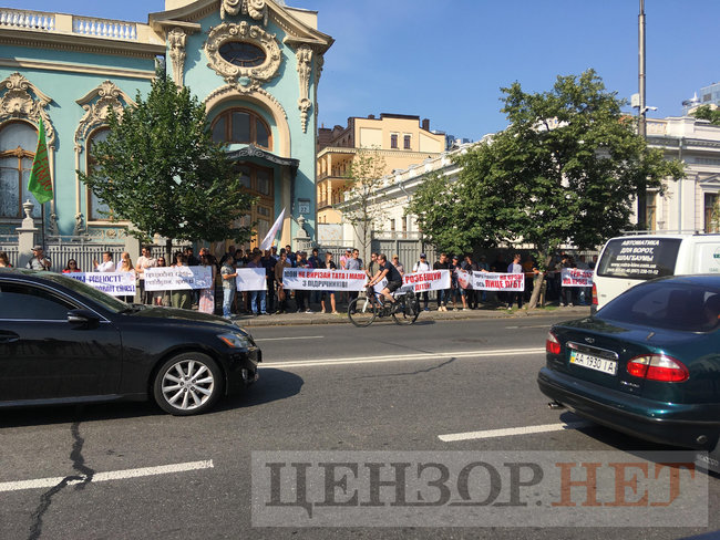 Чому інтереси меншості захищають? і Це все справа рук сатани - вони знищать планету: під Радою відбувається Всеукраїнський сімейний протест 10 Чому інтереси меншості захищають? і Це все справа рук сатани - вони знищать планету: під Радою відбувається Всеукраїнський сімейний протест 10