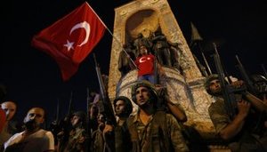 Накануне годовщины попытки переворота в Турции уволили более 7 тысяч госслужащих