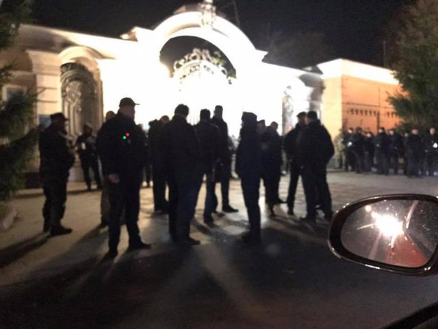 Будинок Порошенка в Козині оточено спецпризначенцями 03