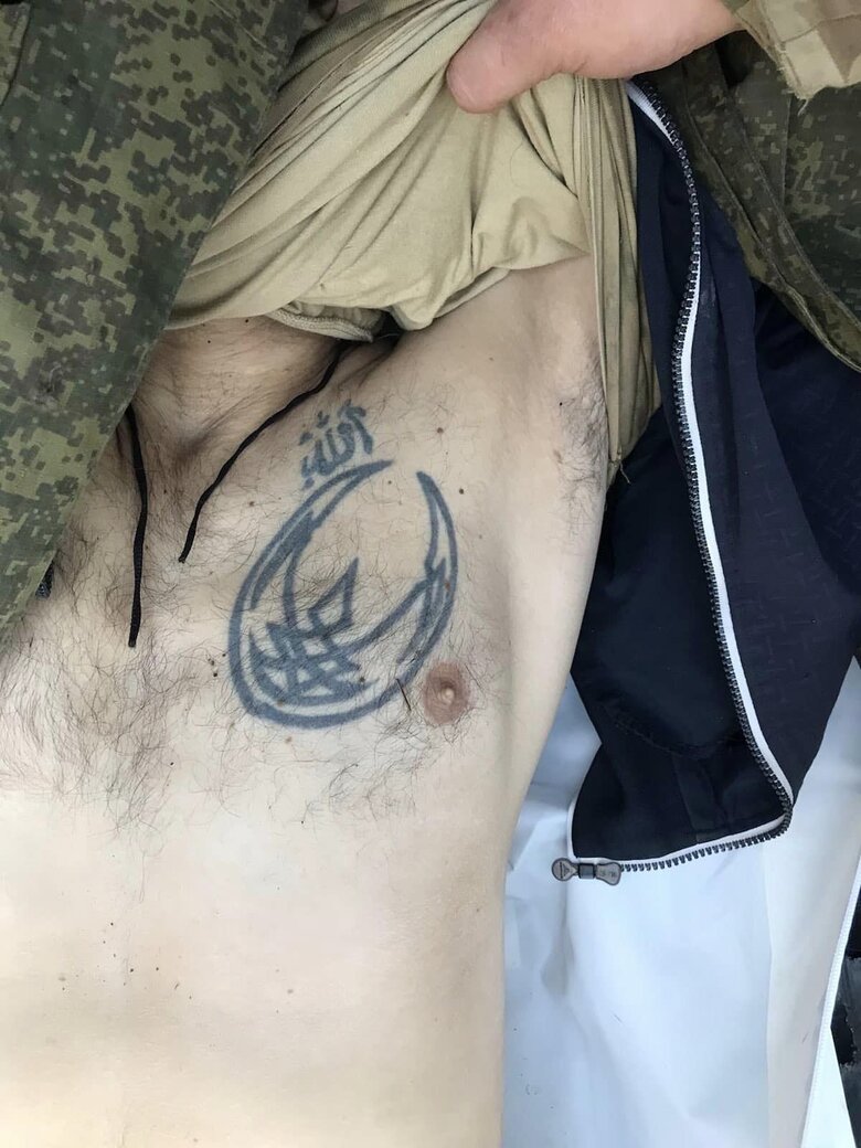 Водій-парамедик Саід Ісмагілов: Москалі мені пишуть, що вб’ють, що розстріляють. Я з цього просто сміюсь. Кажу: якщо ти такий хоробрий, приїжджай на передок, постріляємось… 10