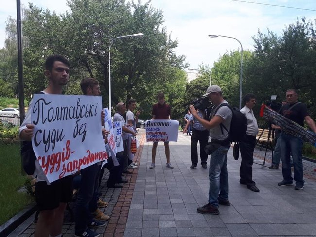 Харьковские активисты пикетируют ВККС в Киеве: требуют обратить внимание на судью в деле Кернеса Антонова 02