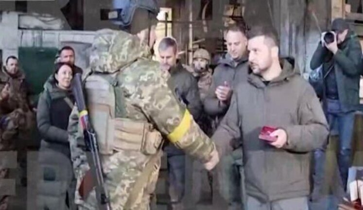 Зеленський відвідав Бахмут та нагородив захисників. ВІДЕО+ФОТОрепортаж (оновлено)
