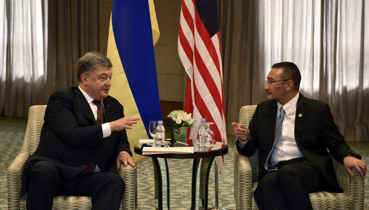 Порошенко і голова Міноборони Малайзії визначили низку конкретних кроків із розширення військово-технічної співпраці між країнами. ФОТО