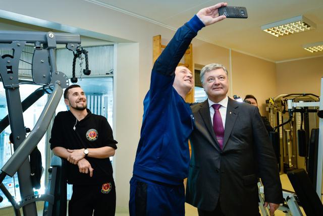 Poroshenko visits Ukrainian military in Latvias rehabilitation center Vaivari 05