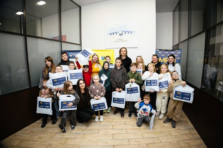 У Києві дітям загиблих Захисників передали техніку для навчання