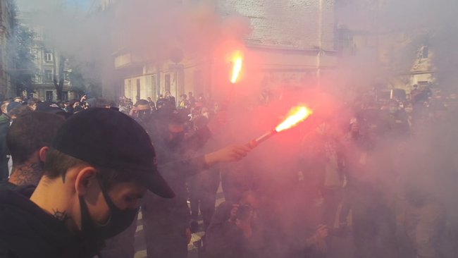 Под столичным СБУ проходит акция Руки прочь от Стерненко из-за вероятного объявления подозрения активисту 11