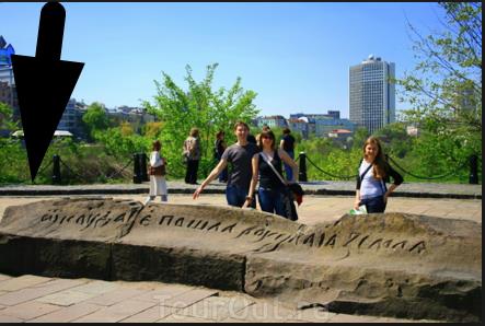 Під час будівельних робіт на Пейзажній алеї в Києві розкопали старовинні артефакти і давню споруду ХІІ-ХVI століть 02