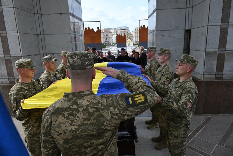 У Києві попрощалися із воїном Едуардом Хатмулліним