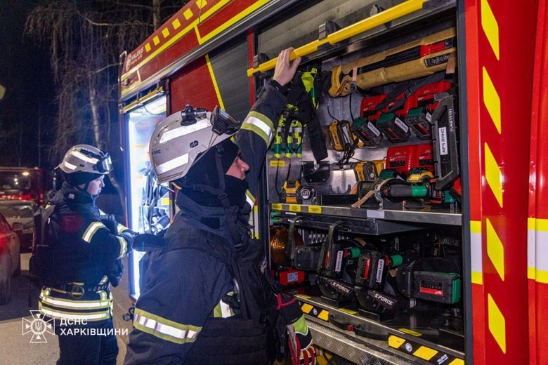 Російський дрон влучив у 9-поверхівку в Харкові: є постраждалі