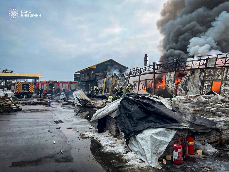 Горить центр управління відходами у Фастівці