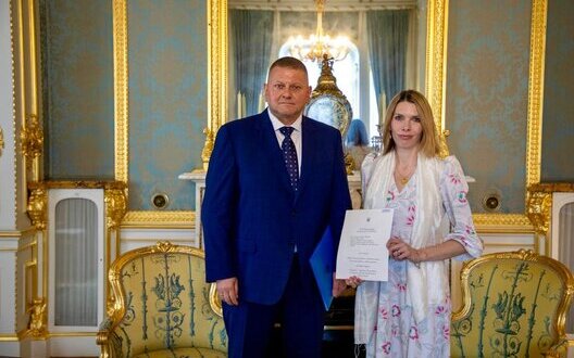 Валерій Залужний та очільниця структурного підрозділу з питань протоколу Форін Офісу Вікторія Басбі.