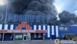 Враг нанес удар по "Эпицентру" в Прилуках: вспыхнул пожар. ФОТО