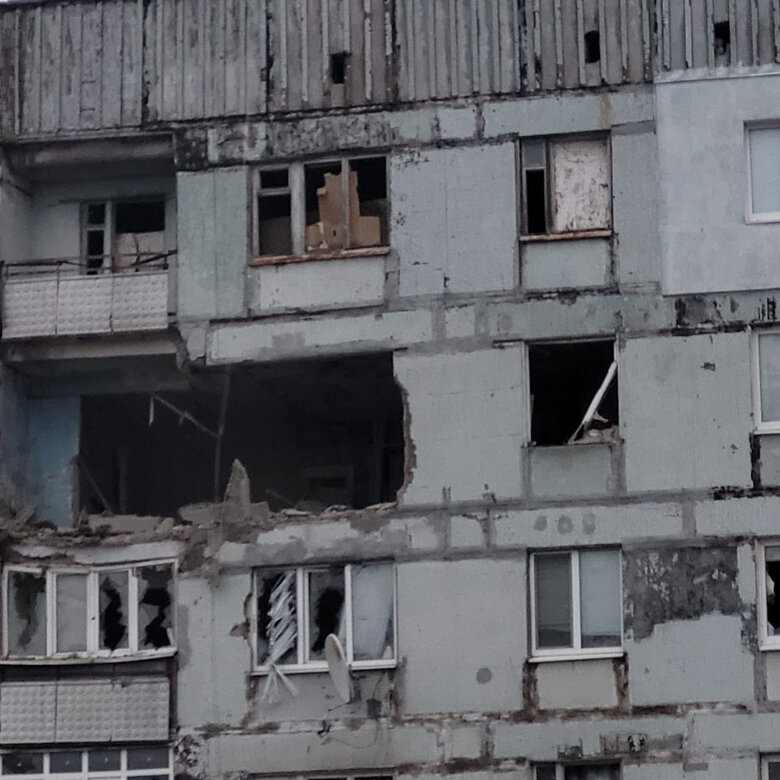 Последствия обстрела многоэтажек в Степногорске Запорожской области 02