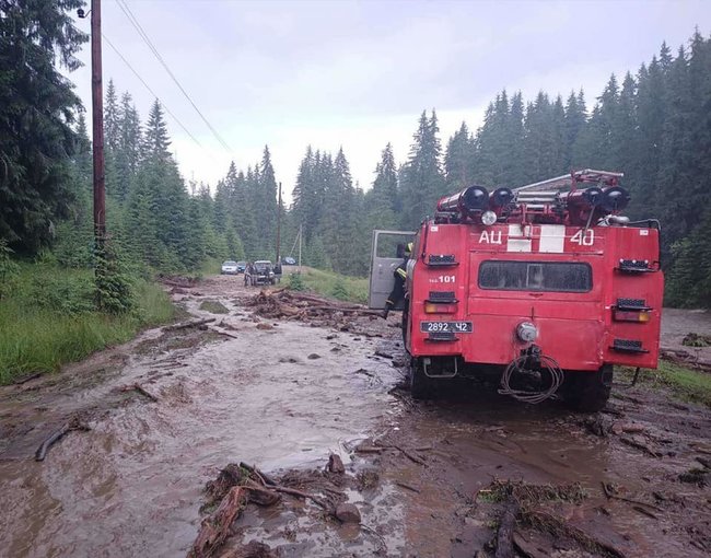Два селеві потоки зійшли на Закарпатті 04
