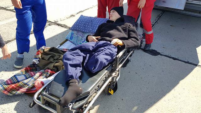 Десятьох поранених військовослужбовців доставили літаком до Одеси, пятеро з них у важкому стані 04