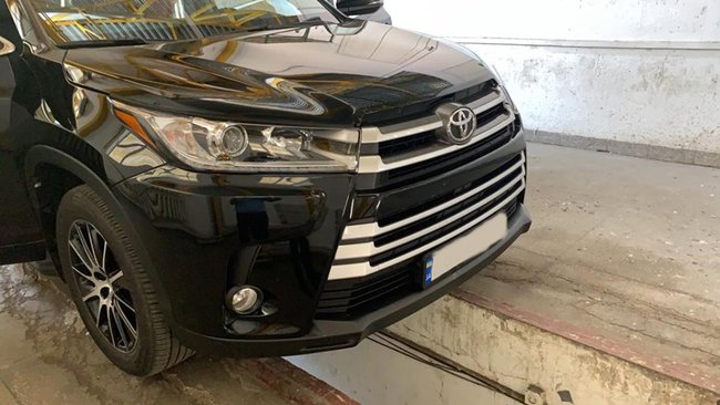На Закарпатті митники вилучили 24 кг бурштину, захованого в ГБО автомобіля, - ДФС 01