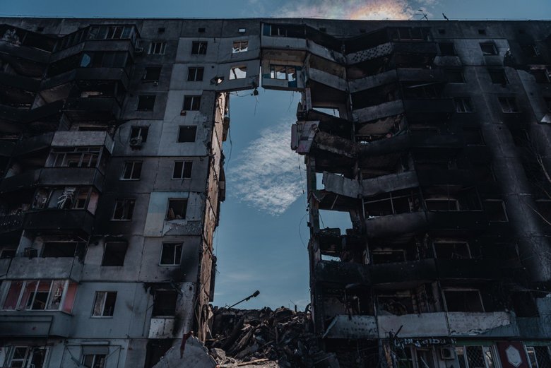 Розчавлені танками автомобілі та знищені вщент багатоповерхівки: найзруйнованіше місто Київщини Бородянка 01