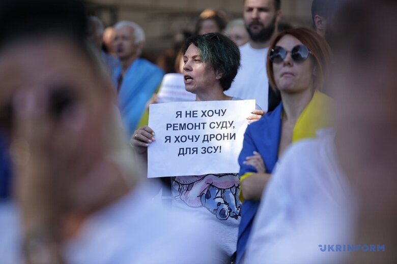 Одесити біля мерії протестували проти ненагальних витрат з бюджету: Досить витрачати гроші на х#йню 08