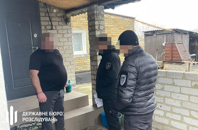 Посадовиць військової частини змушував підлеглих працювати на нього