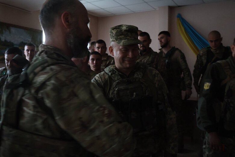 Сырский наградил пехотинцев, сдерживающих врага на передовой 07 Сырский наградил пехотинцев, сдерживающих врага на передовой 07