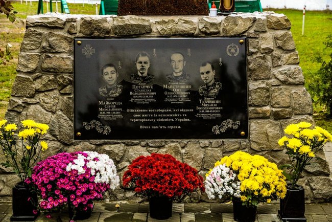 Первый в Украине памятник погибшим военным пожарным открыли на Львовщине 01